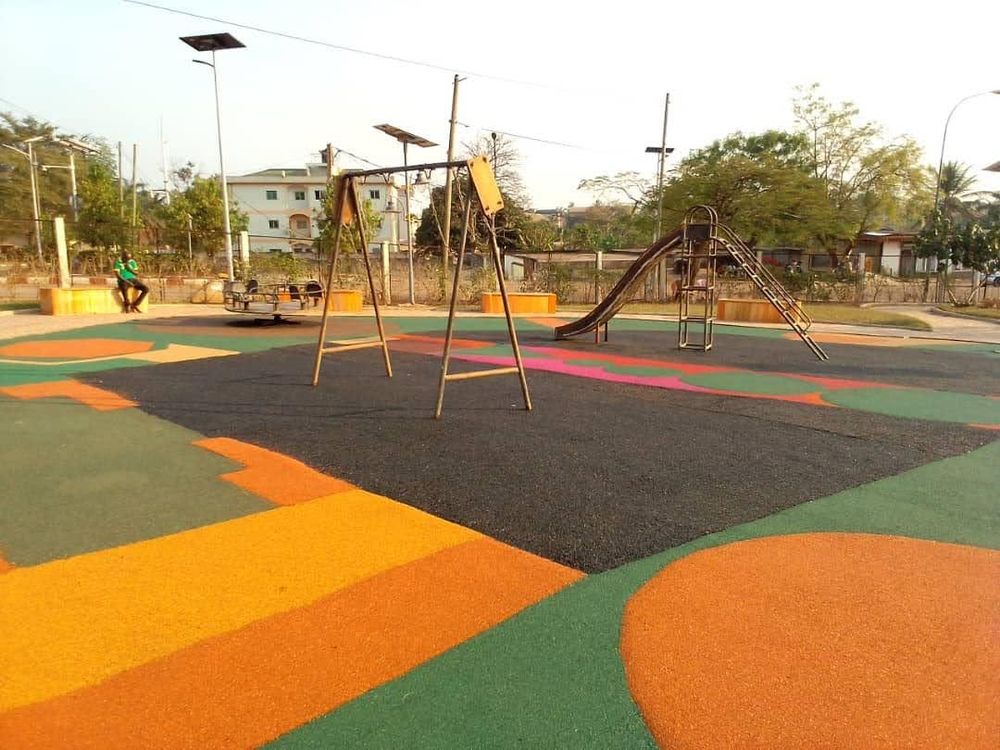 Aire de jeu en sol souple recyclé terminée à Bertoua