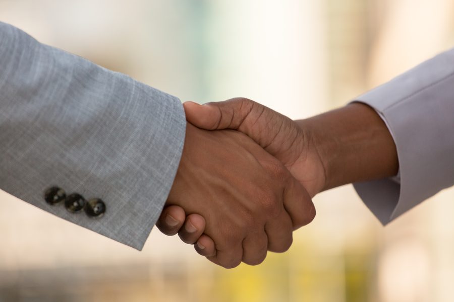 Poignée de main scellant un partenariat avec une entreprise